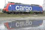 SBB Cargo 482 001 und ihr Spiegelbild am 16.4.10 abgestellt ...