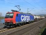 Re 482 482 020-5 der SBB Cargo auf der rechten Rheinstrecke hinter Linz am 24.04.2010