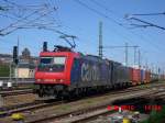 482 042-9 und 198 211-6 bei der Durchfahrt in Berlin ...