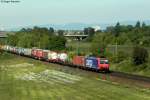 01.09.2011: Die 482 018-9 mit einem Containerzug Richtung S�den bei ...