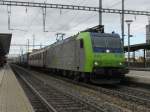 Re 485 018 mit Hupac-Zug bei Pratteln am 26.10.2009  ...