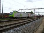 Re 485 018 mit Hupac bei Pratteln am 26.10.2009  ...