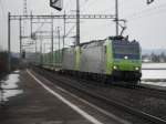 BLS Re 485 mit einem Containerzug am 20.2.10 in Mattstetten. ...