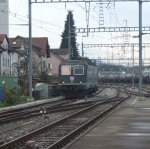 Gut getarnt: Am 13.11.09 wartet die Re 6/6 11646 Bussigny  ...