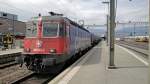 Mit 10 schweren Kesselwagen wartet die Re 620 042-2 Monthey  ...