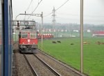 Mit vielen Holcim-Kieswagen passiert die Re 6/6 11604 Faido die ...