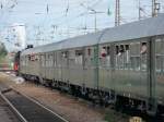 Zur�ck dampft die BR 41 360 mit einer Reihe Gr�nlinge  ...