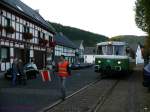 Rhein-Sieg-Eisenbahn RSE-VT23 MAN-Schienenbus auf Sonderfahrt auf der Oleftalbahn.
Hier bei der ber�hmten Eisenbahnquerung des Ortsplatzes von Olef.
Hier f�hrt die Bahn mitten �ber den Ortsplatz.
Der ehemalige MEG VT23 (sp�ter SWEG) ist wieder in den urspr�nglichen Farben der MEG (Mittelbadische Eisenbahn) unterwegs.
26.09.09