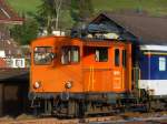 rm-regionalverkehr-mittelland bls - Im Bahnhof Huttwil abgestellt die rm Rangierlok Te 2/2 216 321-0 am 28.11.2009