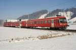 Ein roter Pendelzug der BLS f�hrt am 16.2.10 von Willisau ...