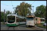 rnv-oeg-heidelberg-ludwigshafen-mannheim Wagen 125 ist gerade aus dem E-Kurs ausger�ckt und steht hier mit einer modernen Variobahn am Luitpoldhafen. Nun hie� es f�r mich pers�nlich Abschied nehmen vom GT6 (Stadtverkehr) in Ludwigshafen! Aufgenommen am 18.06.10