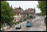 rnv-oeg-heidelberg-ludwigshafen-mannheim Triebwagen 80 unterquert in wenigen Augenblicken die beiden Br�cken der stillgelegten Eisenbahnbr�cken Heidelberg G�terbahnhof-Kirchheim Bf. 17. Juli 2010; Rudolf-Diesel-Stra�e.