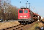Die 140 791 zieht ein G�terzug in richtung Rostock Hbf ...