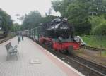 Rugensche Baderbahn - Rasender Roland Hier 99 8402-7 mit einem Personenzug nach Lauterbach Mole, bei der Einfahrt am 19.6.2010 in Binz LB.