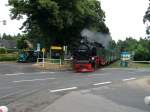 Rugensche Baderbahn - Rasender Roland Am Bahn�bergang in Binz mu� man schon starke Nerven haben,hier springen manchmal die Leute aus den wartenen Autos heraus nur umbedingt ein Foto vom Roland zumachen,obwohl gleich in der N�he der Bahnhof ist.Dann  mu� der Zug auch gleich ganz nah fotografiert werden.Zum �rger anderer wird dann auch keine R�cksicht auf andere Fotografen oder Filmer genommen.Als ich 99 1782 bei der Einfahrt von G�hren kommend fotografierte,hatte ich das seltene Gl�ck das mir Niemand im Bild stand.