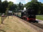 Rugensche Baderbahn - Rasender Roland P 107 von Lauterbach Mole nach G�hren wurde von 99 4802 gezogen als Diese in Garftitz hielten.