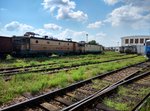 Im Betriebswerk Targu Mures hatte man vor einigen Jahren sogar E-Loks repariert, obwohl der Bahnhof nicht elektrifiziert ist. Die zwei abgestellten E-Loks liegen dort aber seit einigen Jahren. Foto vom 23.08.2015.