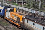 Diesellok 82-0337-4 als 2-te Lok einer gemischten Doppeltraktionseinheit fhrt mit einer Garnitur von Doppelstockwagen im Bukarester Nordbahnhof am 30.03.2016 ein. Lok nr. 1 ist die 41-0823-9.