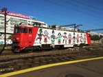 E-Lok 41-0148-1 in rumänisch traditionellem Kleid im Bukarester Nordbahnhof am 09.10.2016.