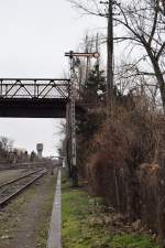 Dieses Signal wird seit der Modernisierung des Bahnhofs Pitesti nicht mehr verwendet. Dennoch wurde es noch nicht abgerissen. Es steht an der Ausfahrt aus Bahnhof Pitesti. Foto vom 13.02.2016.