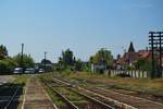 Ausfahrt des Bahnhofs Tergu Mures Nord in Richtung Targu Mures Hauptbahnhof fotografiert am 11.09.2017. IM Hintergrund ist auch der Wasserturm versteckt zwischen Laubbäume zu sehen.