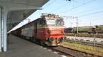 E-Lok 91-53-0-474037-5 fährt am 08.07.2017 mit Güterzug durch Bahnhof Timisoara.