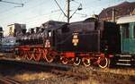 Von der Morgensonne beschienen: CFR 230 142 (Malaxa 55/1932) am 29.05.1995 im Bahnhof Arad. Bei der Lokomotive handelt es sich um einen Nachbau der preußischen P 8/Baureihe 38. Insgesamt standen bei der CFR 375 Lokomotiven dieser Baureihe im Dienst, die letzten wurden erst in den späten 1980er Jahren abgestellt.