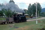 Die Dampflokomotiven der rumänischen Waldbahnen wurden mit Holz befeuert. Um ausreichend Vorrat zu haben, führte 764-449 der Waldbahn Moldovita einen Hilfstender mit. Die Aufnahme entstand im August 1992. (Anmerkung zur Geoposition: Die Waldbahnen sind inzwischen längst verschwunden und auf Google Maps keine Spuren mehr von ihnen zu entdecken. Die genaue Position ist daher nicht mehr auffindbar. Daher ist der angegebene Fotostandpunkt nur als eine Annäherung zu verstehen)