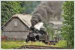 Mit Volldampf meistert die 764.404R eine kleine Steigung hinauf zu einem Flussübergang. (14.06.2017)