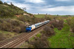 Am 14.04.2023 ist CFR Călători 64 1019 unterwegs mit dem IR 366 von Brașov nach Budapest-Keleti   und konnte hier bei Huedin, Rumänien aufgenommen werden