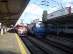 Neben der 477-763-3 steht am 02.07.2013 die 65-0959-0 abfahrbereit an Bahnsteig 1 mit einem Regio nach Targoviste.
