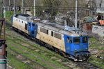 Dieselloks 65-1046-5 und 62-1171-8 warten bei der Ausfahrt des Bahnbetriebswerks Bukarest darauf, ihren Dienst anzutreten.