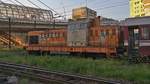 Diesellok 82-0370-5 verlaesst mit Regio-Garnitur den bukarester Nordbahnhof am Abend des 29.05.2017.