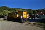 Diesellok 87-0036-1 manviert am 14.09.2017 in der Endstation Viseu de Sus der Wassertalbahn. Im Hintergrund sich Personenagen der Museumszge er Wassertalbahn zu sehen.