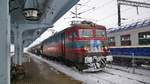 Eine E-Lok der Baureihe 40 durchfuhr am 15.12.2018 deb Hauptbahnhof in Timisoara.