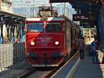 E-Lok 91-53-0-410807-8 wartet am 14.09.2017 mit Regio-Garnitur auf ihrer Abfahrt in Richtung Vatra Dornei an Gleis 1 des Bahnhofs Bistrita.