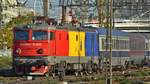 E-Lok 91-63-0-410431-7 der CFR Calatori in Festtagskleid mit Interregio nach Suceeava am 13.10.2018 bei der Ausfahrt aus dem Nordbahnhof Bukarest.