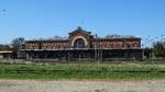 Empfangsgebäude de Bahnhofs Ramnicu Sarat am 09.04.2018, fotografieert von der anderen Bahnhofsseite.