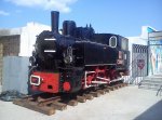 Tenderlok 764.015 ist ausgestellt vor dem Eingang im Eisenbahnmuseum Bukarest.