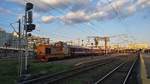 Diesellok 82-0370-5 verlaesst mit Regio-Garnitur den bukarester Nordbahnhof am Abend des 29.05.2017.