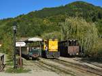 Diesellok 87-0036-1 manöviert am 14.09.2017 zwischen abgestellten historischen Personenwwagen in der Endstation der Wassertalbahn, in Viseu de sus.