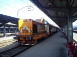 Diesellok 82-0619-5 mit Regio-Zug am 10.06.2014 in Nordbahnhof Bukarest. Die bespannten Wagen wurden vor etwa 20 Jahren von der CFR als Gebrauchtwagen gekauft. Urspuenglich waren diese dem intnationalen Bahndienst zugewiesen. Nun werden sie als aud regiozuegen eingesetzt.