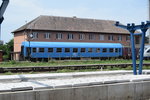 Personenwagen in alter, blauen CFR Lackierung in Bahnhof Targu Mures am 19.06.2016