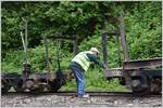 Die Wagen werden mit einer meist viergliedrigen Kette und beidseitigem Bolzen verbunden. Dass dabei keine Finger gequetscht werden, grenzt an ein Wunder. (12.06.2017)