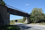 Brücke über Nationalstraße 13 auf dem Anschussgleis des Zementwerks bei Rupea, zwischen Brasov und Sighisoara. Foto vom 28.08.2016.