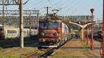 E-Lok 91-53-0-410209-7 mit Regio in Richtung Craiova am 13.10.2018 im Nordbahnhof Bukarest.