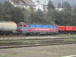 E-Lok 40-1022-5 wartet mit einem Kesselzug auf grnes Licht im Bahnhof Predeal am 27.09.2014, um in Richtung Bukarest weiterfahren zu knnen.