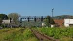 Signalbrücke an der Ausfahrt in Richrtung Sibiu des Bahnhofs Fagaras. Foto vom 15.09.2017