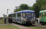 Unverkennbar ein alter DDR Reichsbahn Triebwagen, der hier am 11.5.2010
im rumnischen Nahverkehr unterwegs ist. Eine gleich vierteilige DR Garnitur
kreuzt einen alten Malaxa Triebwagen im Bahnhof Crpinis nahe Timisoara.
Das Fhrungsfahrzeug trgt die rumnische Ordnungsnummer 79-0136-6.