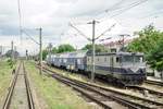 410 147 RO SNTFC mit Doppelstockwagen am 21.05.2018 im Bahnhof von Fetesti an der Strecke Constanta-Bukarest.